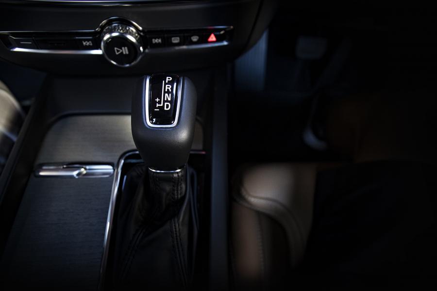 Детали интерьера Volvo S60 T5 R-Design 2019 года  (JP) (фото 9 из 33)